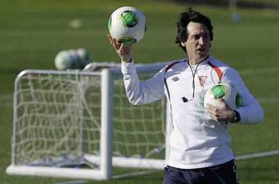 Unai Emery, durante un entrenamiento del Sevilla. Unai Emery, durante un entrenamiento del Sevilla.