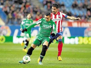 Rubén Castro intenta llevarse el balón ante el atlético Raúl García. Rubén Castro intenta llevarse el balón ante el atlético Raúl García.