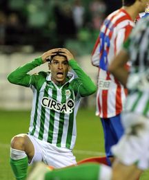 Salva Sevilla protesta un posible penalti, en la acción con Arda Turan. Salva Sevilla protesta un posible penalti, en la acción con Arda Turan.