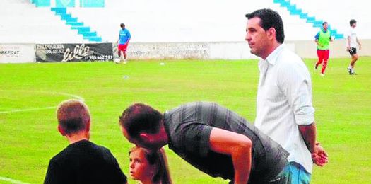 En la imagen, Juan Ramón Martín, secretario técnico ecijano, tratará de cerrar hoy un nuevo refuerzo azulino. En la imagen, Juan Ramón Martín, secretario técnico ecijano, tratará de cerrar hoy un nuevo refuerzo azulino.