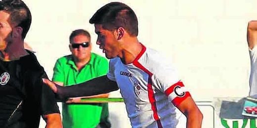 En la imagen, el capitán del Antoniano Andrés Randado presiona a un rival; el medio no duda de la permanencia. En la imagen, el capitán del Antoniano Andrés Randado presiona a un rival; el medio no duda de la permanencia.