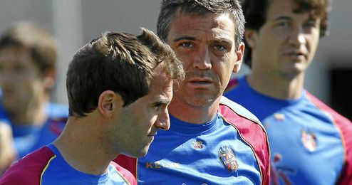 Barkero y Ballesteros durante un entrenamiento del Levante. Barkero y Ballesteros durante un entrenamiento del Levante.