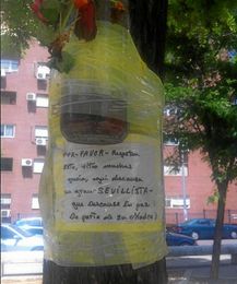 Los restos del aficionado junto al estadio. Los restos del aficionado junto al estadio.