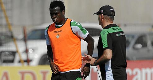 Nosa durante una sesión de entrenamiento con el Betis hablando con Mel. Nosa durante una sesión de entrenamiento con el Betis hablando con Mel.
