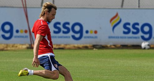 Rakitic ha comenzado a tocar balón al margen de sus compañeros. Rakitic ha comenzado a tocar balón al margen de sus compañeros.