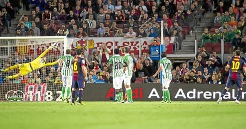 Instante en el que Messi hace el 3-2 con un magistral lanzamiento de falta. Instante en el que Messi hace el 3-2 con un magistral lanzamiento de falta.