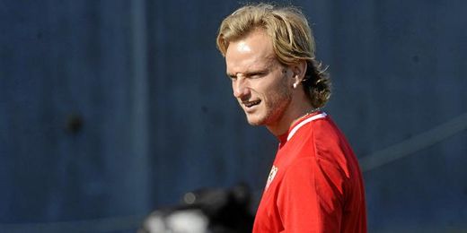 Rakitic tpdavía siente dolores tras doblarse el tobillo. Rakitic tpdavía siente dolores tras doblarse el tobillo.