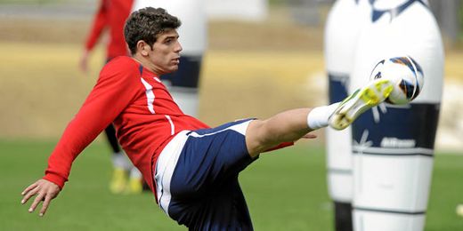 Fazio golpea un balón durante un entrenamiento. Fazio golpea un balón durante un entrenamiento.