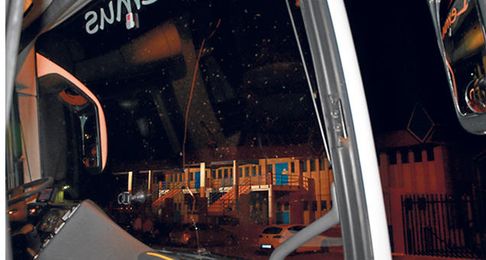 El estado en el que quedó el autobús del Cabecense, tras ser apedreado. El estado en el que quedó el autobús del Cabecense, tras ser apedreado.