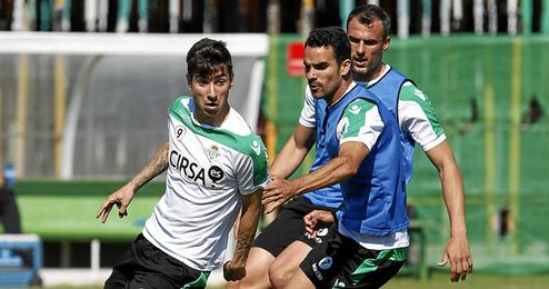 Vadillo, Ángel y Amaya durante un entrenamiento con el Betis. Vadillo, Ángel y Amaya durante un entrenamiento con el Betis.