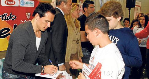 Trochowski firma autógrafos en un acto del Sevilla, ya sin la muleta que le acompañó en los primeros meses. Trochowski firma autógrafos en un acto del Sevilla, ya sin la muleta que le acompañó en los primeros meses.