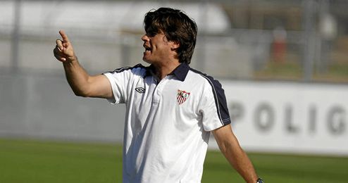El míster del División Honor, Agustín López. El míster del División Honor, Agustín López.