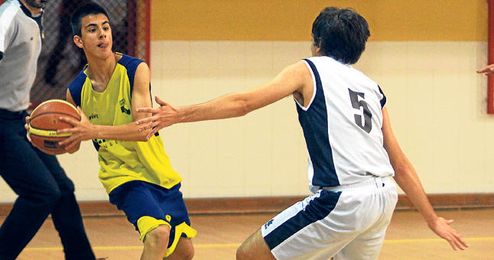 Lance de juego de la jornada inaugural en el pabellón de Amate. Lance de juego de la jornada inaugural en el pabellón de Amate.