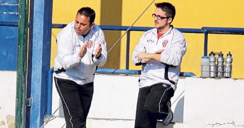 Manuel Luque, míster del Lora, con gesto expresivo durante el choque jugado en el Antonio Puerta ante el Nervión. Manuel Luque, míster del Lora, con gesto expresivo durante el choque jugado en el Antonio Puerta ante el Nervión.