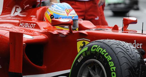 Alonso, en su Ferrari, durante los entrenamientos en Barcelona.