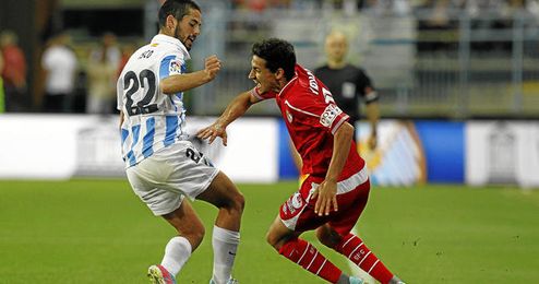 Isco y Navas compiten por un balón durante el encuentro de esta noche en La Rosaleda. Isco y Navas compiten por un balón durante el encuentro de esta noche en La Rosaleda.