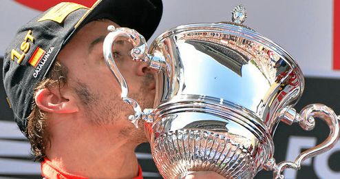 Fernando Alonso al recoger el trofeo de vencedor del GP de España. Fernando Alonso al recoger el trofeo de vencedor del GP de España.