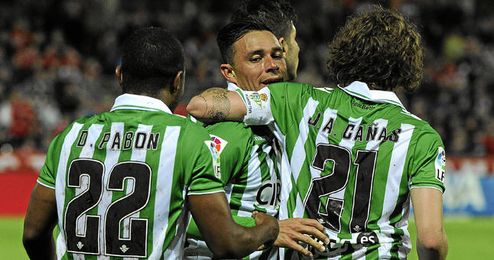Rubén Castro, Cañas y Pabón celebrando un gol bético. Rubén Castro, Cañas y Pabón celebrando un gol bético.