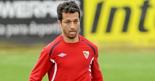 Cicinho espera que Jesús Navas no se marche del Sevilla este verano. Cicinho espera que Jesús Navas no se marche del Sevilla este verano.