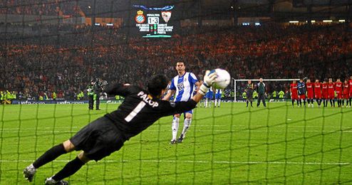 Palop detiene el penalti que certificaba el título para el Sevilla. Palop detiene el penalti que certificaba el título para el Sevilla.