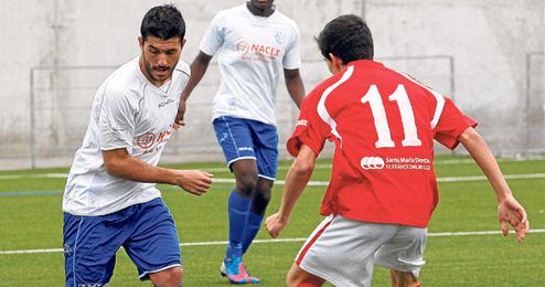 ´Pana´ conduce el esférico ante la presión de un rival del Racing Portuense. ´Pana´ conduce el esférico ante la presión de un rival del Racing Portuense.