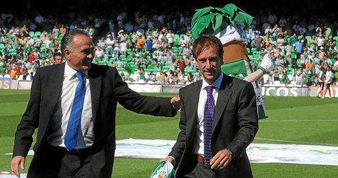 Alfonso acompañado de Gordillo durante un homenaje recibido. Alfonso acompañado de Gordillo durante un homenaje recibido.