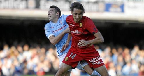 El central del Mallorca pelea con Iago Aspas. El central del Mallorca pelea con Iago Aspas.