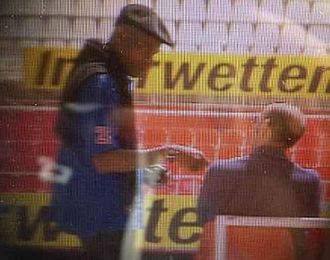 El padre de Kondogbia conversa con Monchi. El padre de Kondogbia conversa con Monchi.