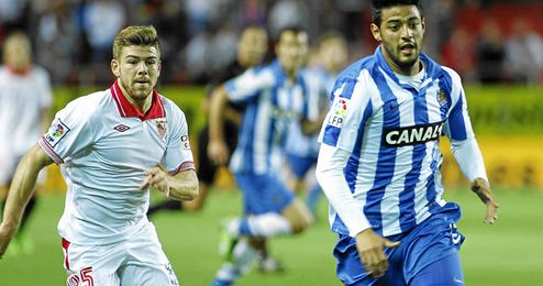Alberto Moreno corre tras Carlos Vela. Alberto Moreno corre tras Carlos Vela.