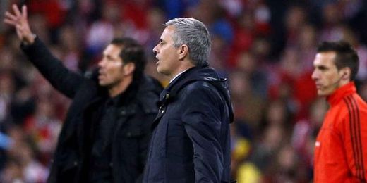 Mou, en la banda, da instrucciones en la Copa del Rey. Mou, en la banda, da instrucciones en la Copa del Rey.