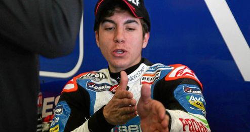 Maverick Viñales comentando la carrera con uno de sus ingenieros. Maverick Viñales comentando la carrera con uno de sus ingenieros.