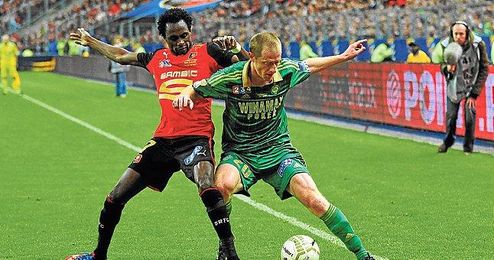 El jugador del Rennes Jonathan Pitroipa (a la izquierda) pugna con el futbolista del Saint-Étienne Jonathan Brison. El jugador del Rennes Jonathan Pitroipa (a la izquierda) pugna con el futbolista del Saint-Étienne Jonathan Brison.