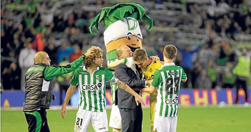 Cañas y Adrián son dos de los futbolistas que se despedirán del Villamarín este domingo. Cañas y Adrián son dos de los futbolistas que se despedirán del Villamarín este domingo.