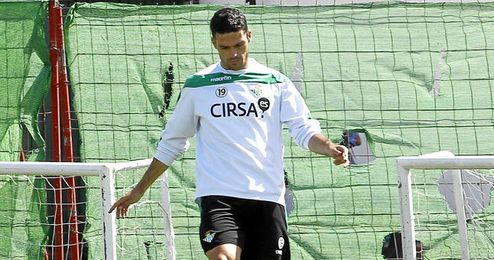 Jorge Molina ejercitándose en solitario. Jorge Molina ejercitándose en solitario.
