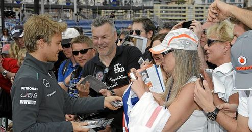 Nico Rosberg firma autógrafos a varios aficionados en Mónaco. Nico Rosberg firma autógrafos a varios aficionados en Mónaco.
