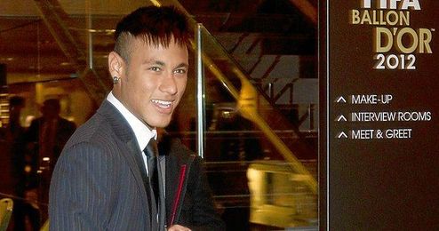 Neymar confirma que el lunes firmará con el FC Barcelona Neymar confirma que el lunes firmará con el FC Barcelona
