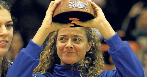 Isa Sánchez posando con el trofeo de subcampeonas de la Copa de la Reina. Isa Sánchez posando con el trofeo de subcampeonas de la Copa de la Reina.