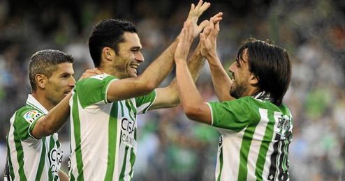 Beñat felicita a Jorge Molina tras marcar el tercer gol de la noche ante el Zaragoza. Beñat felicita a Jorge Molina tras marcar el tercer gol de la noche ante el Zaragoza.