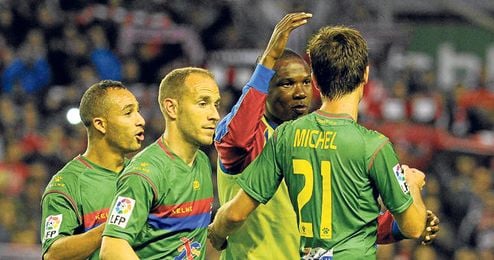 Los jugadores del Levante se felicitan tras lograr el triunfo en San Mamés. Los jugadores del Levante se felicitan tras lograr el triunfo en San Mamés.