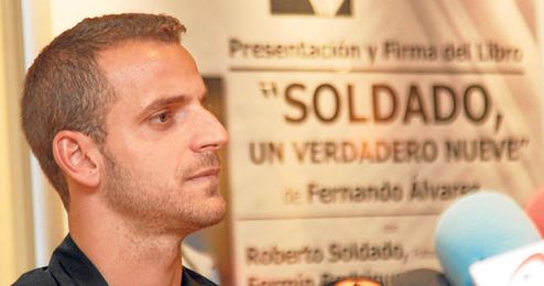 El punta presentó ayer su biografía ´Soldado, un verdadero nueve´. El punta presentó ayer su biografía ´Soldado, un verdadero nueve´.