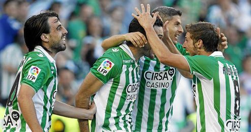 Los jugadores béticos celebrando uno de sus goles en la última jornada. Los jugadores béticos celebrando uno de sus goles en la última jornada.