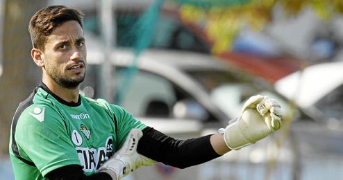 Casto durante un entrenamiento con el Betis. Casto durante un entrenamiento con el Betis.