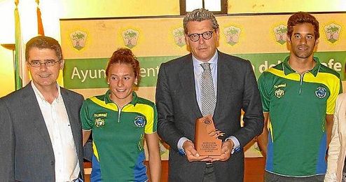El alcalde de Mairena posa con el trofeo. El alcalde de Mairena posa con el trofeo.