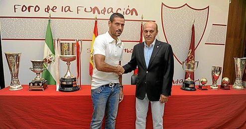 Palop y del Nido posan delante de los trofeos cosechados desde que arribase el guardameta valenciano. Palop y del Nido posan delante de los trofeos cosechados desde que arribase el guardameta valenciano.
