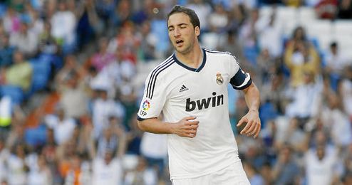 Higuaín lució el brazalete de capitán en el que parece que ha sido su último partido de blanco. Higuaín lució el brazalete de capitán en el que parece que ha sido su último partido de blanco.