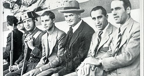 El técnico irlandés Patrick O´Connell -en el centro de la imagen- guio al Betis a la consecución del título de Liga en la temporada 1934/1935. El técnico irlandés Patrick O´Connell -en el centro de la imagen- guio al Betis a la consecución del título de Liga en la temporada 1934/1935.