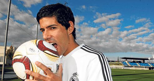 El capitán del Real Madrid Castilla, Juanfran, demuestra sus ganas con este simpático gesto. El capitán del Real Madrid Castilla, Juanfran, demuestra sus ganas con este simpático gesto.