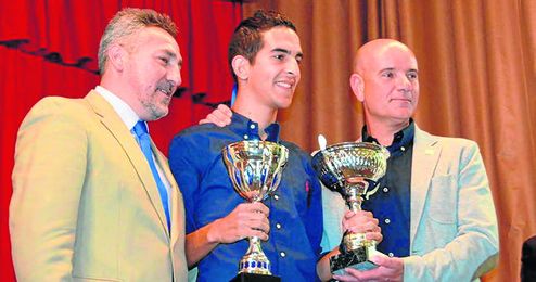 José Luis Soto (izquierda), presidente del Écija, en la XXV entrega de los premios de la Peña Écija Balompié, acompañado de Miguel Rivera. José Luis Soto (izquierda), presidente del Écija, en la XXV entrega de los premios de la Peña Écija Balompié, acompañado de Miguel Rivera.