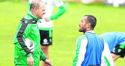 Pepe Mel quiere seguir contando con Mario la próxima temporada y así se lo ha hecho saber a Vlada Stosic. Pepe Mel quiere seguir contando con Mario la próxima temporada y así se lo ha hecho saber a Vlada Stosic.