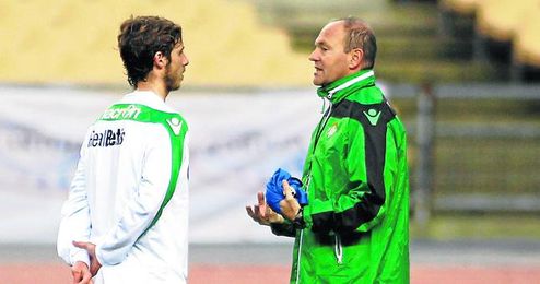 Pepe Mel dialoga arriba con el mediocampista de Écija, cuyo buen final de temporada le avala para continuar. Pepe Mel dialoga arriba con el mediocampista de Écija, cuyo buen final de temporada le avala para continuar.